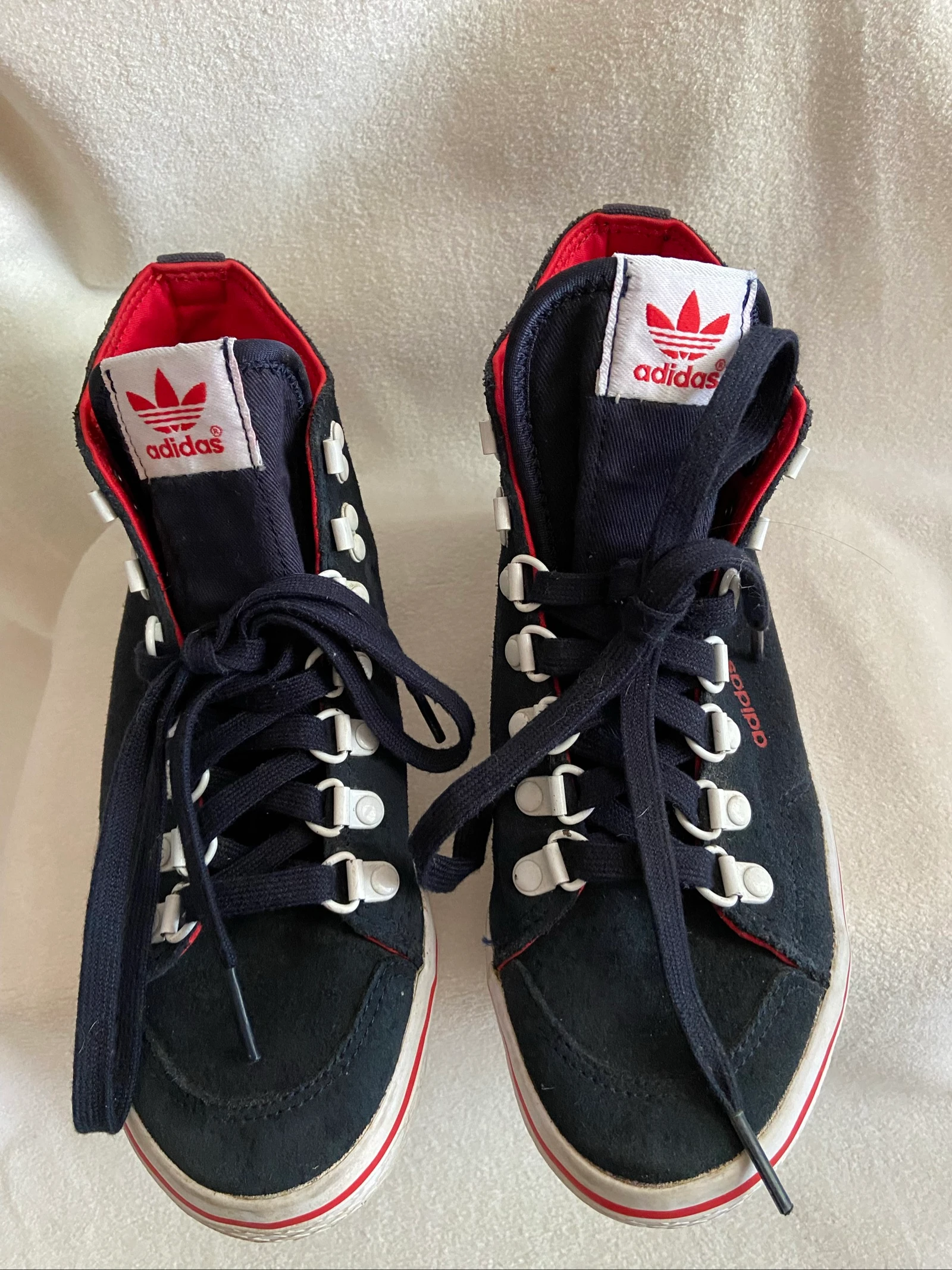 Basket haute Adidas•effet daim•lacet sur le devant•bleu marine•36,5•